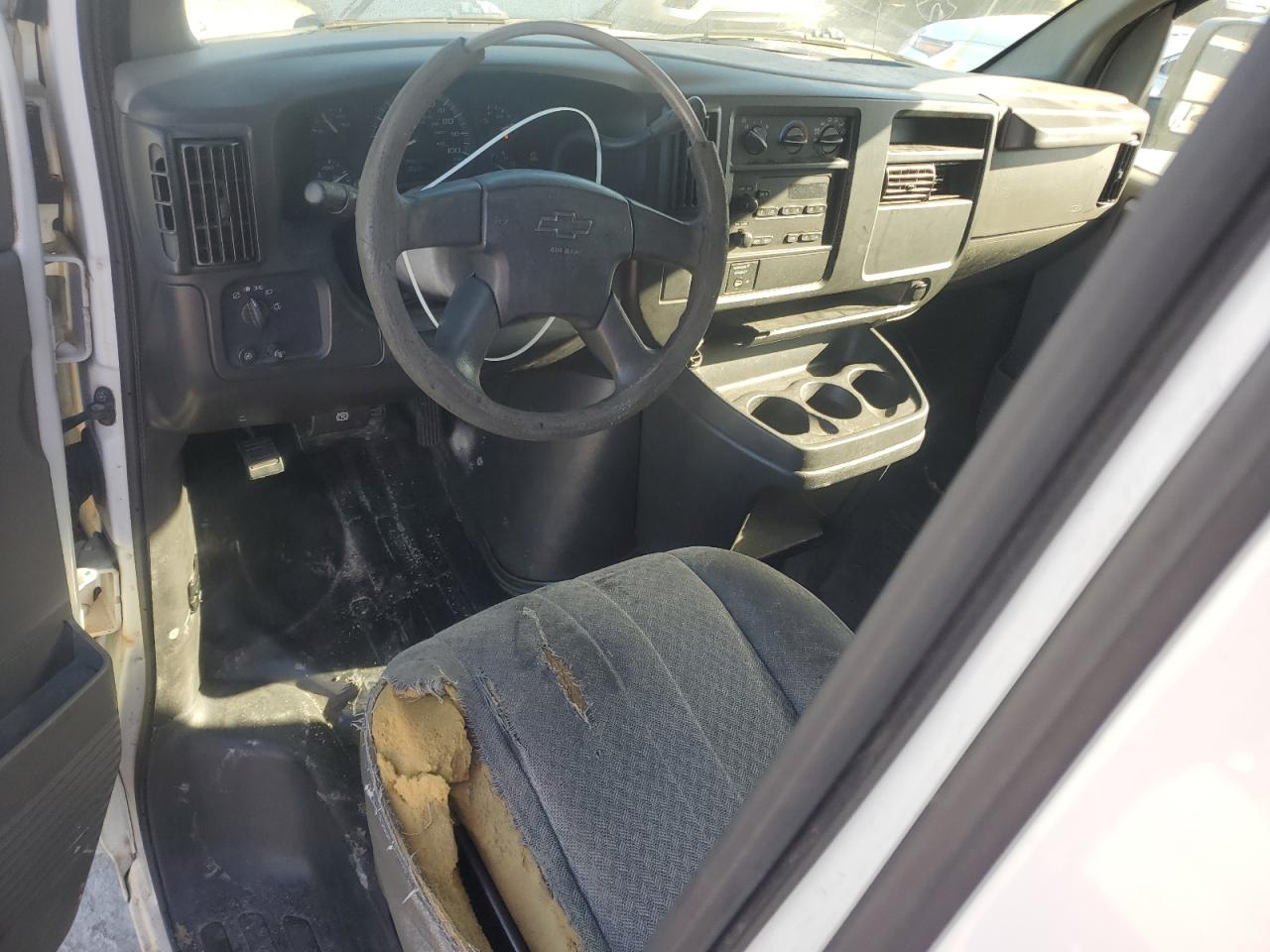 2003 Chevrolet Express - Image 8