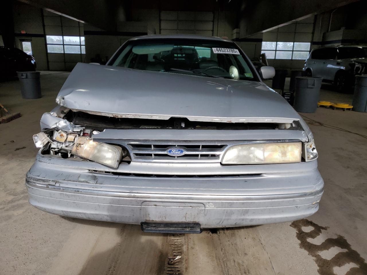 1995 Ford Crown Victoria - Image 5