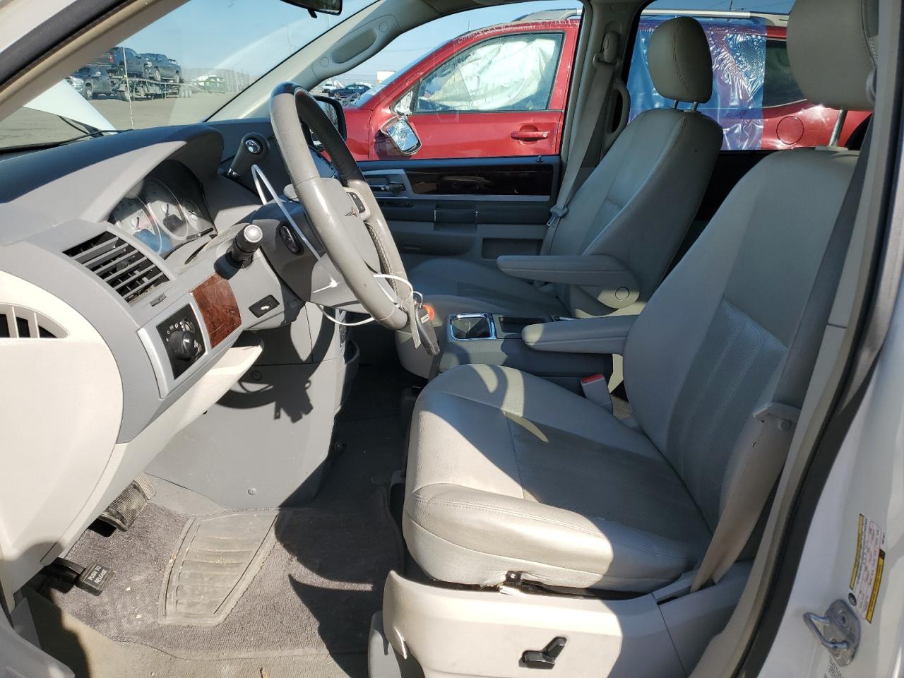 2009 Chrysler Town & Country - Image 7