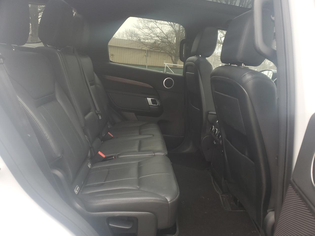 2017 Land Rover Discovery - Image 11