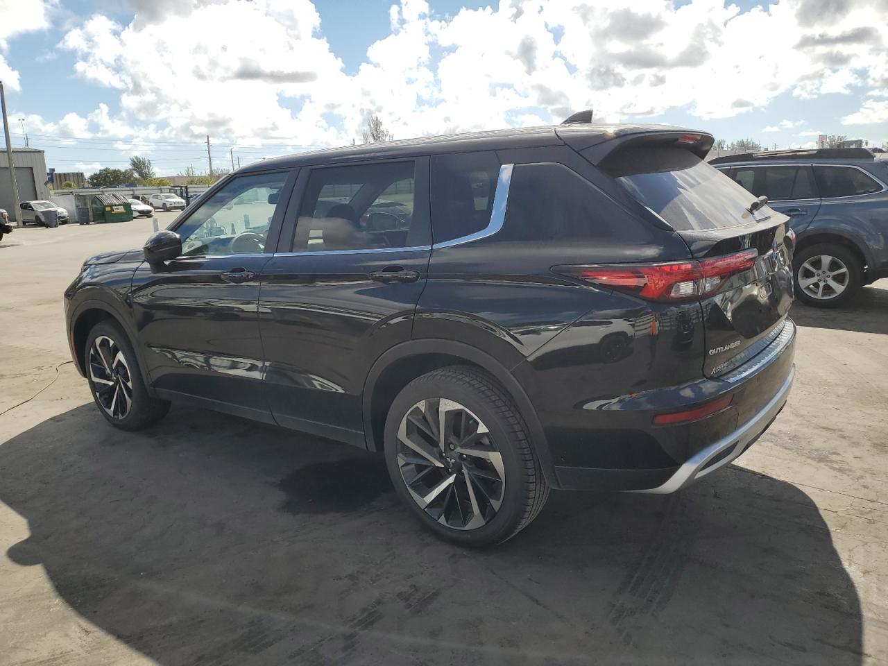 2024 Mitsubishi Outlander - Image 2