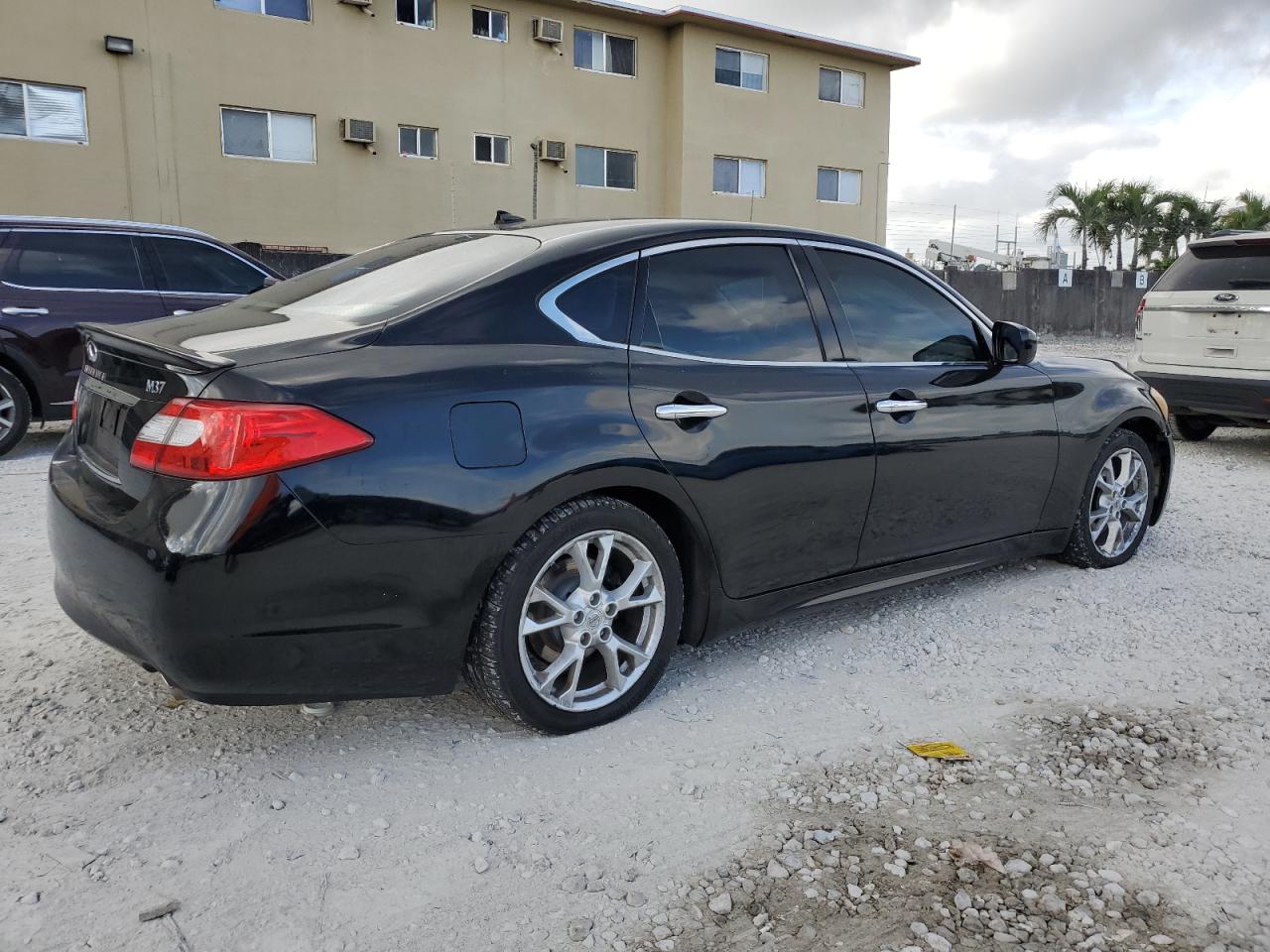 2011 Infiniti M - Image 3