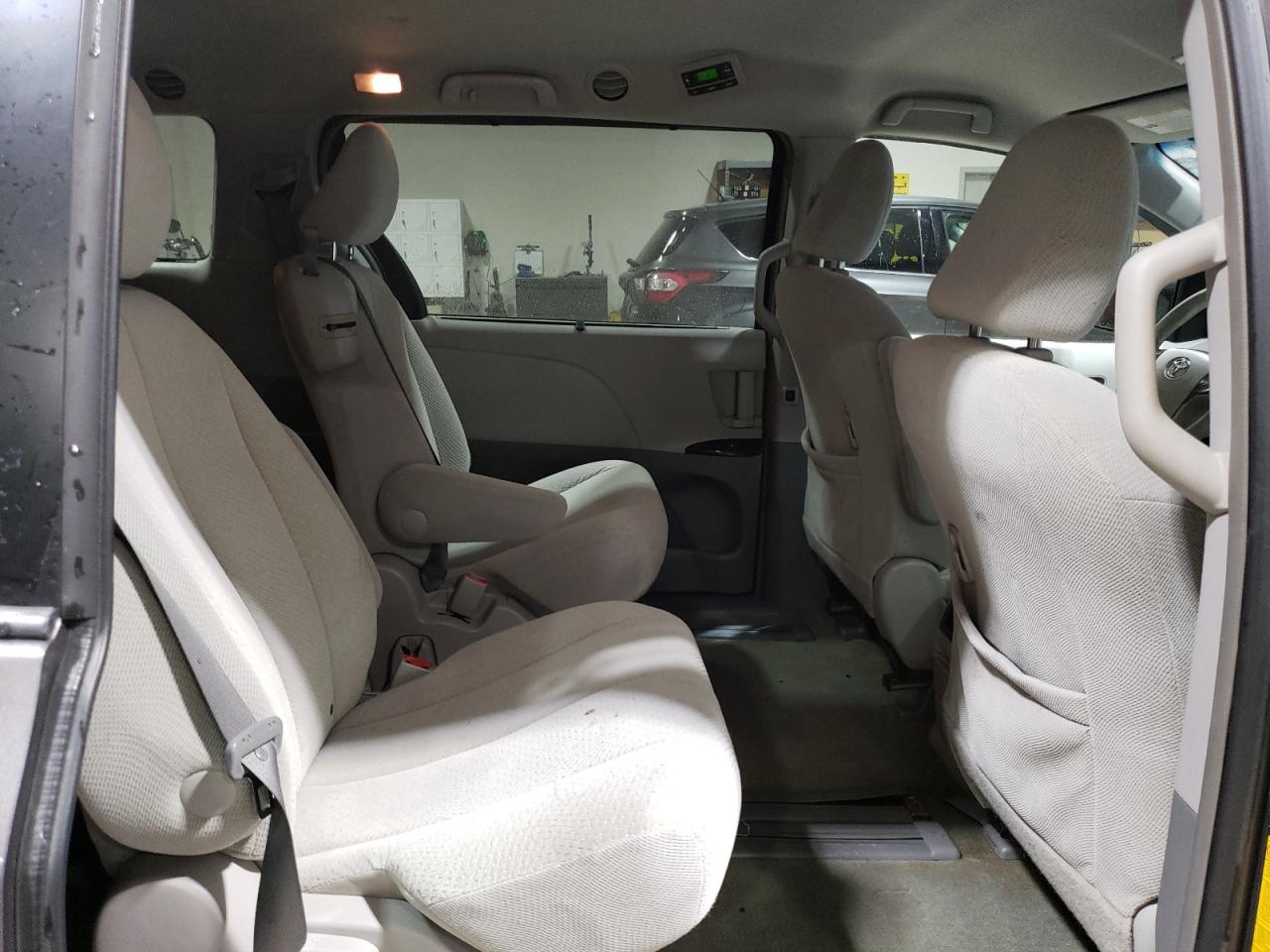 2014 Toyota Sienna - Image 11