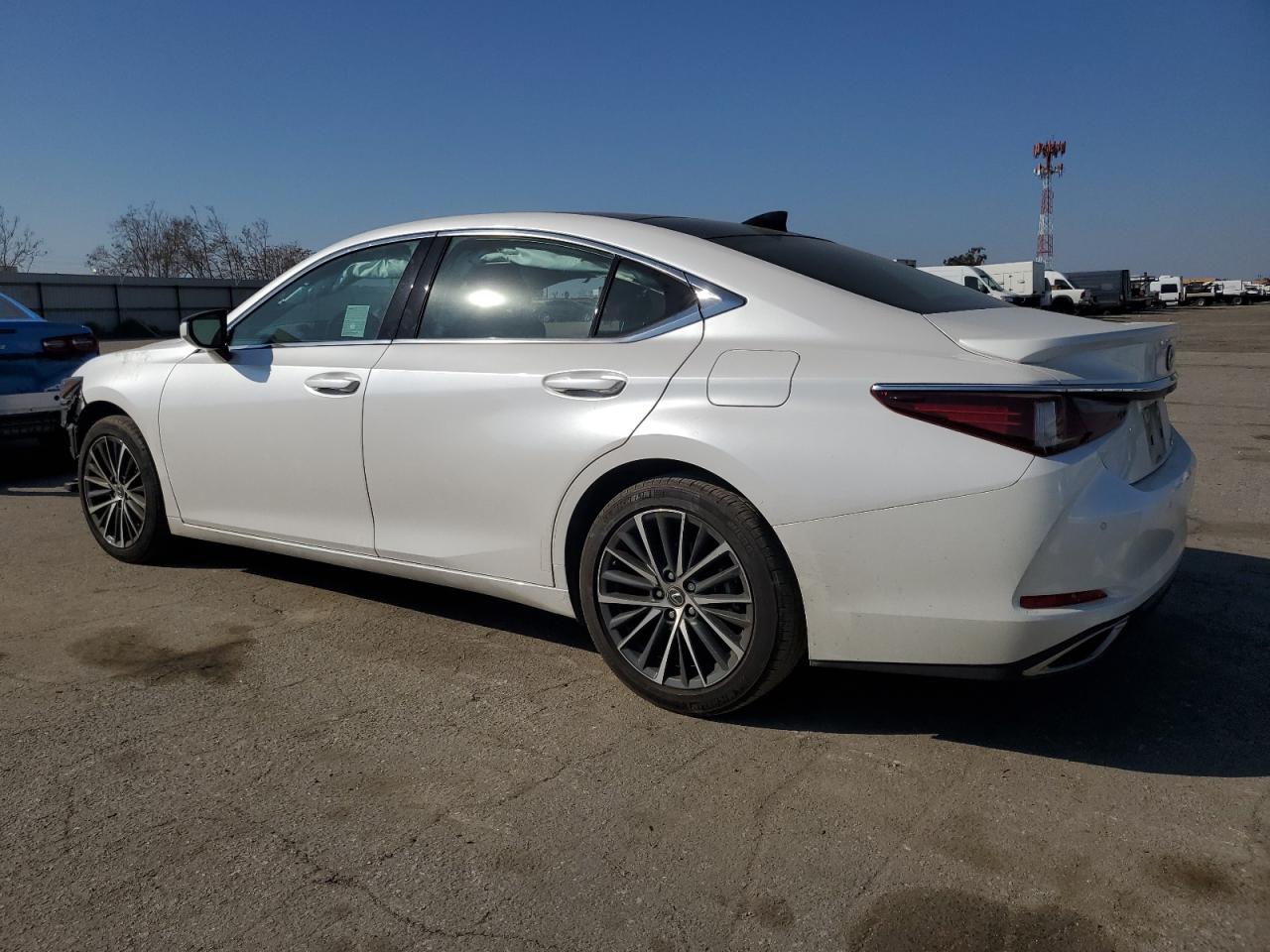 2023 Lexus ES - Image 2