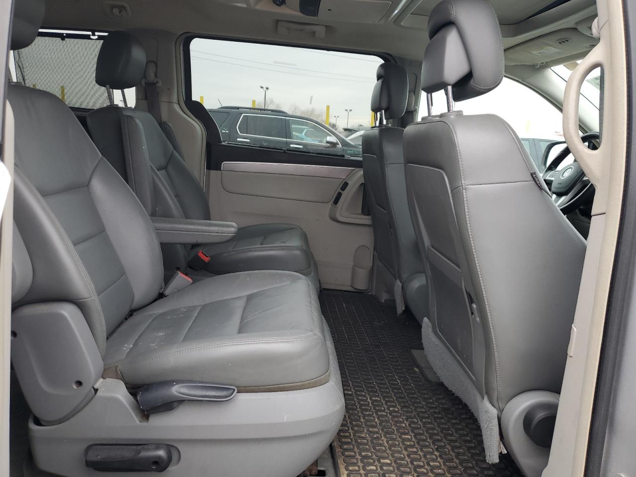 2012 Volkswagen Routan - Image 11