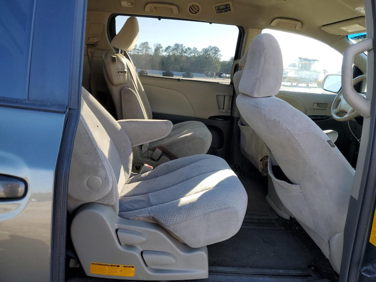 2013 Toyota Sienna - Image 11