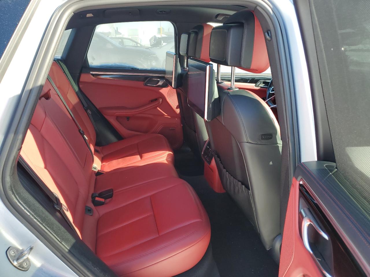 2016 Porsche Macan - Image 10