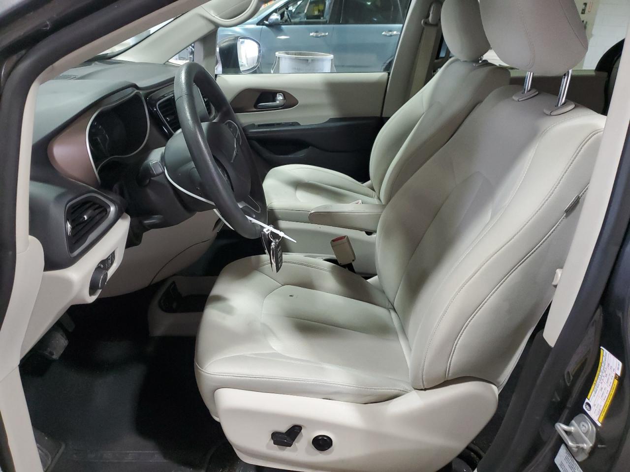 2017 Chrysler Pacifica - Image 7