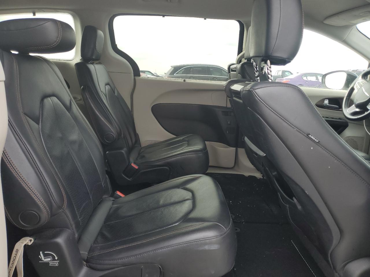 2017 Chrysler Pacifica - Image 11