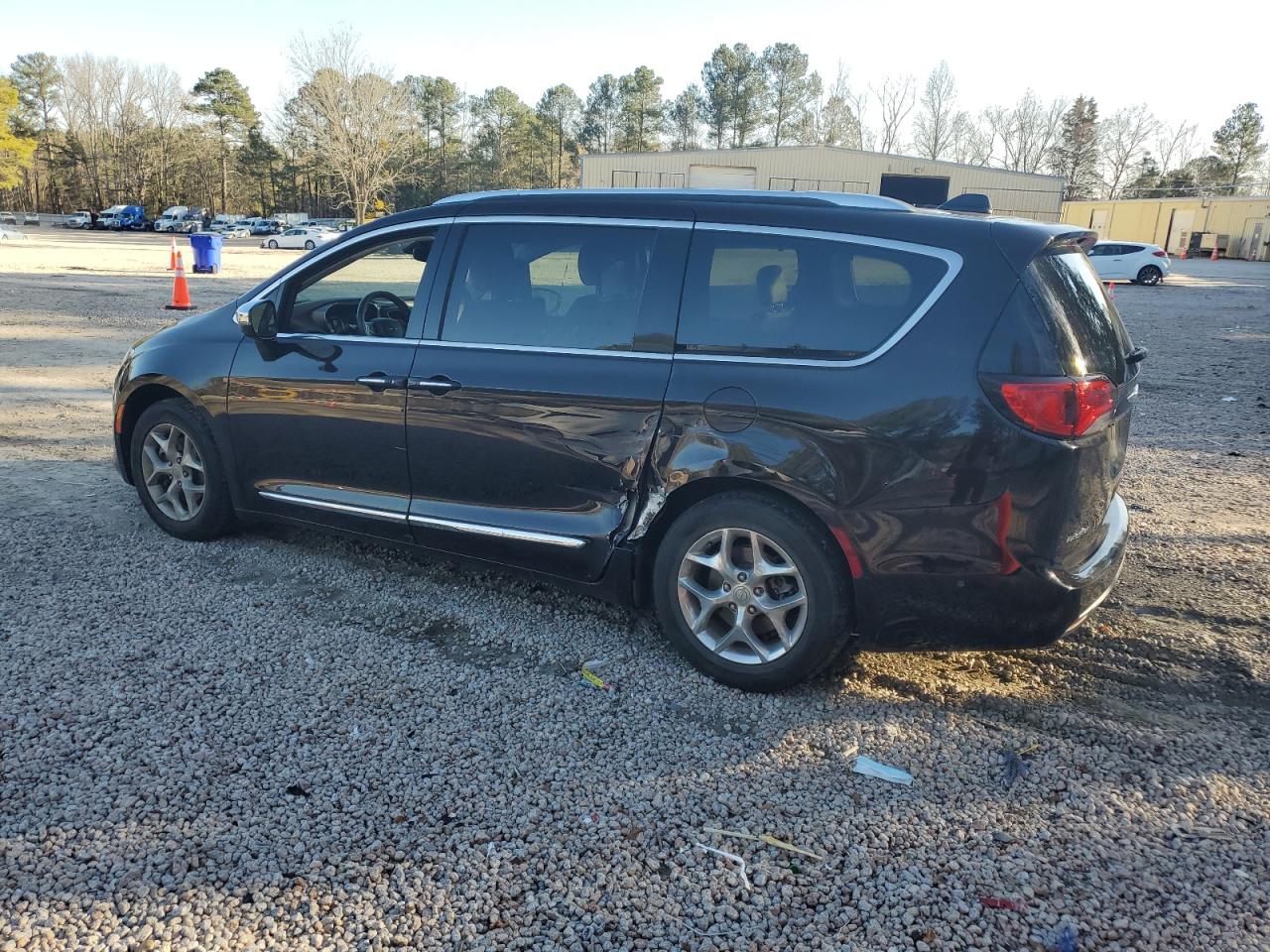 2017 Chrysler Pacifica - Image 2
