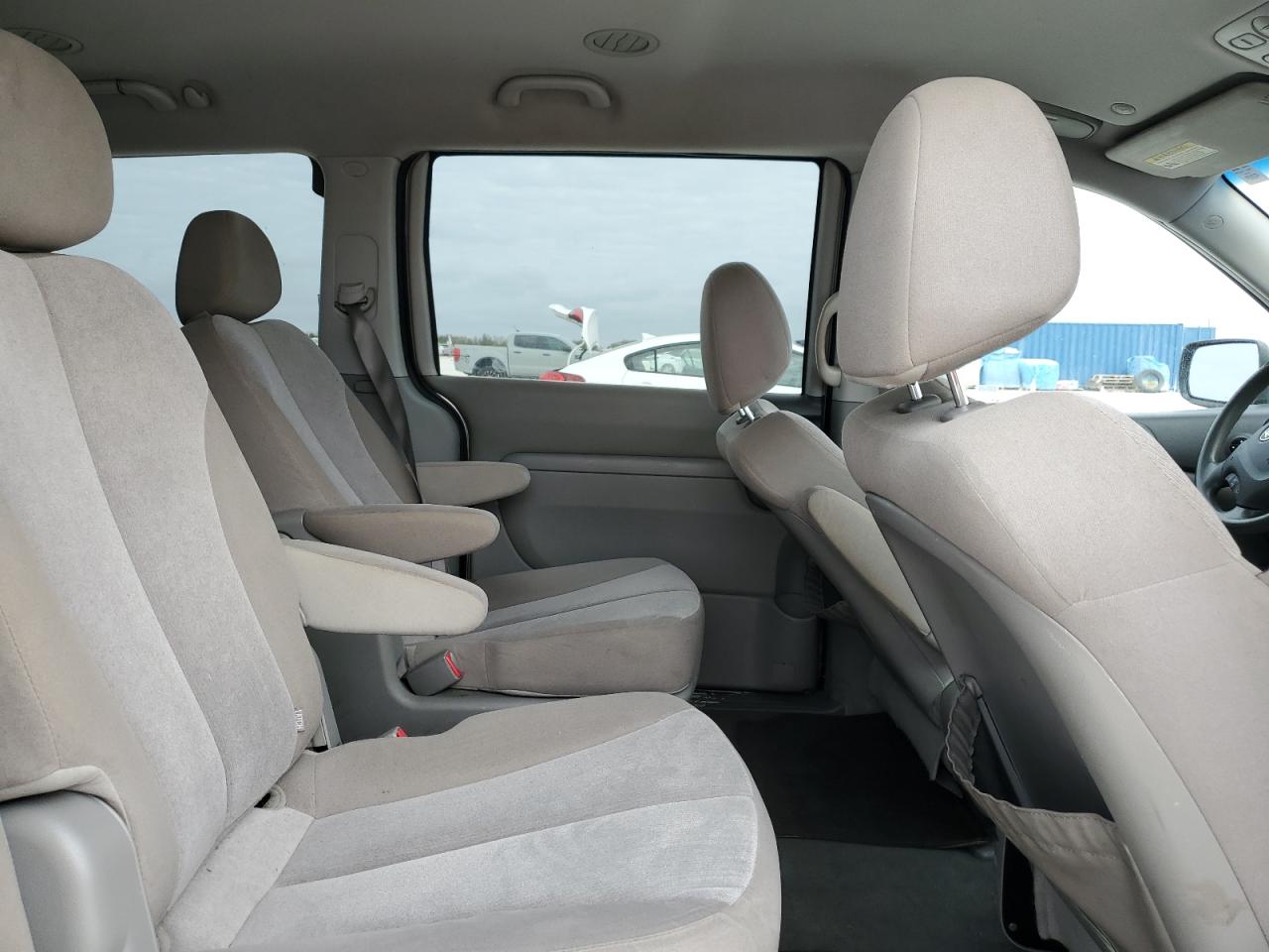 2011 Kia Sedona - Image 11