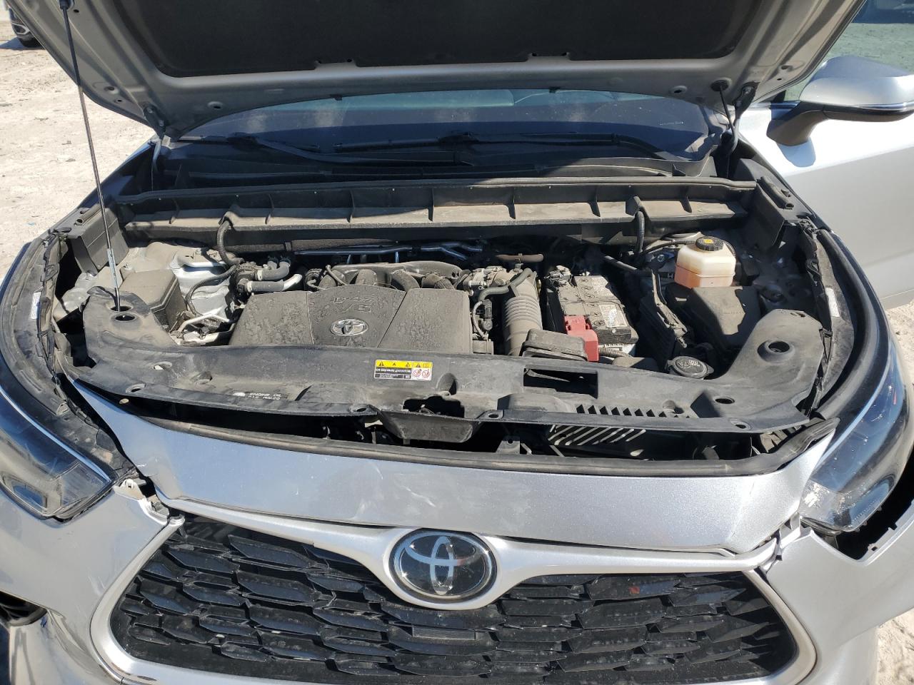 2022 Toyota Highlander - Image 13