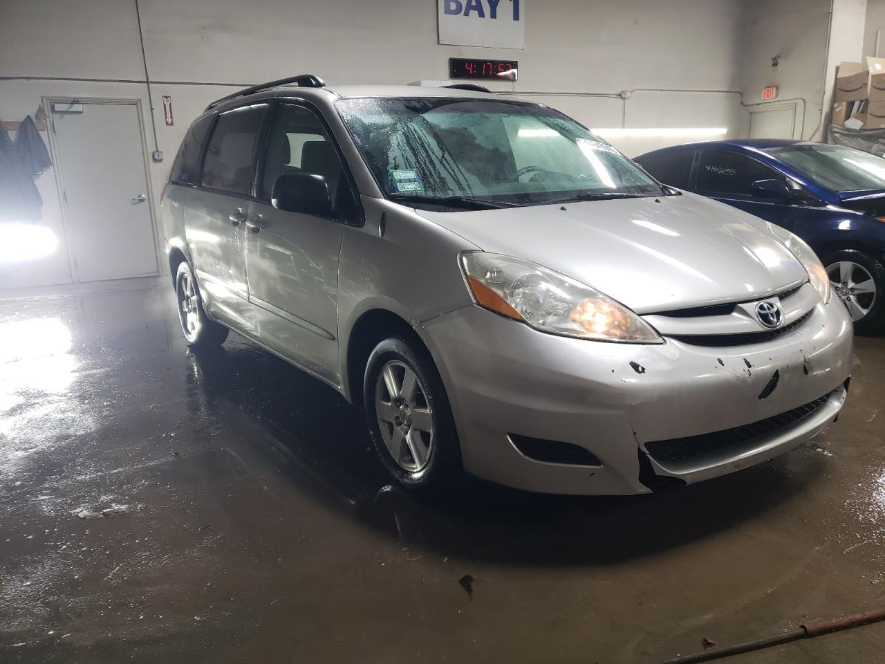 2010 Toyota Sienna - Image 4