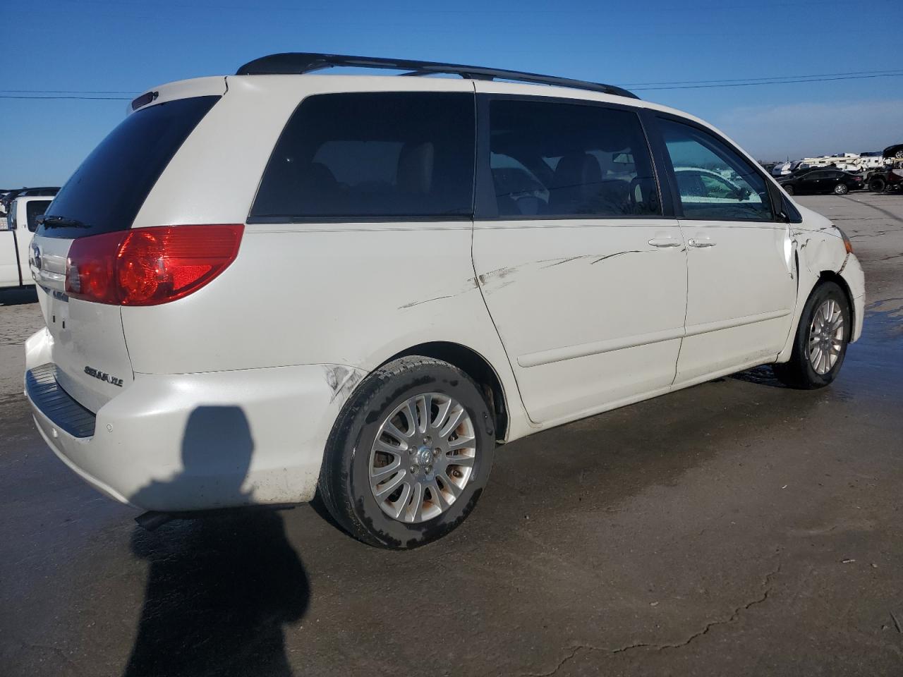 2010 Toyota Sienna - Image 3