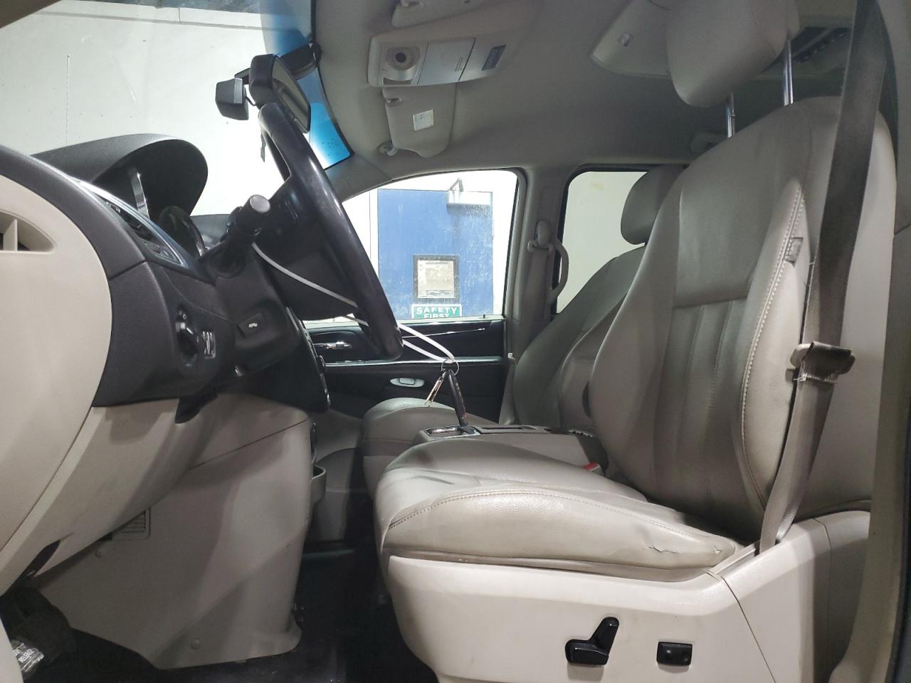 2011 Chrysler Town & Country - Image 7
