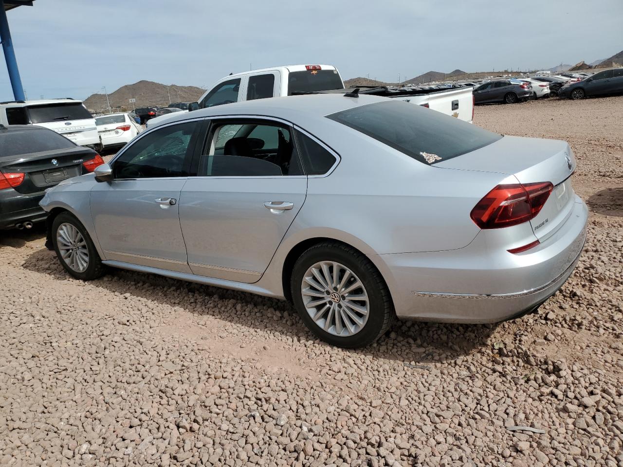 2017 Volkswagen Passat - Image 2