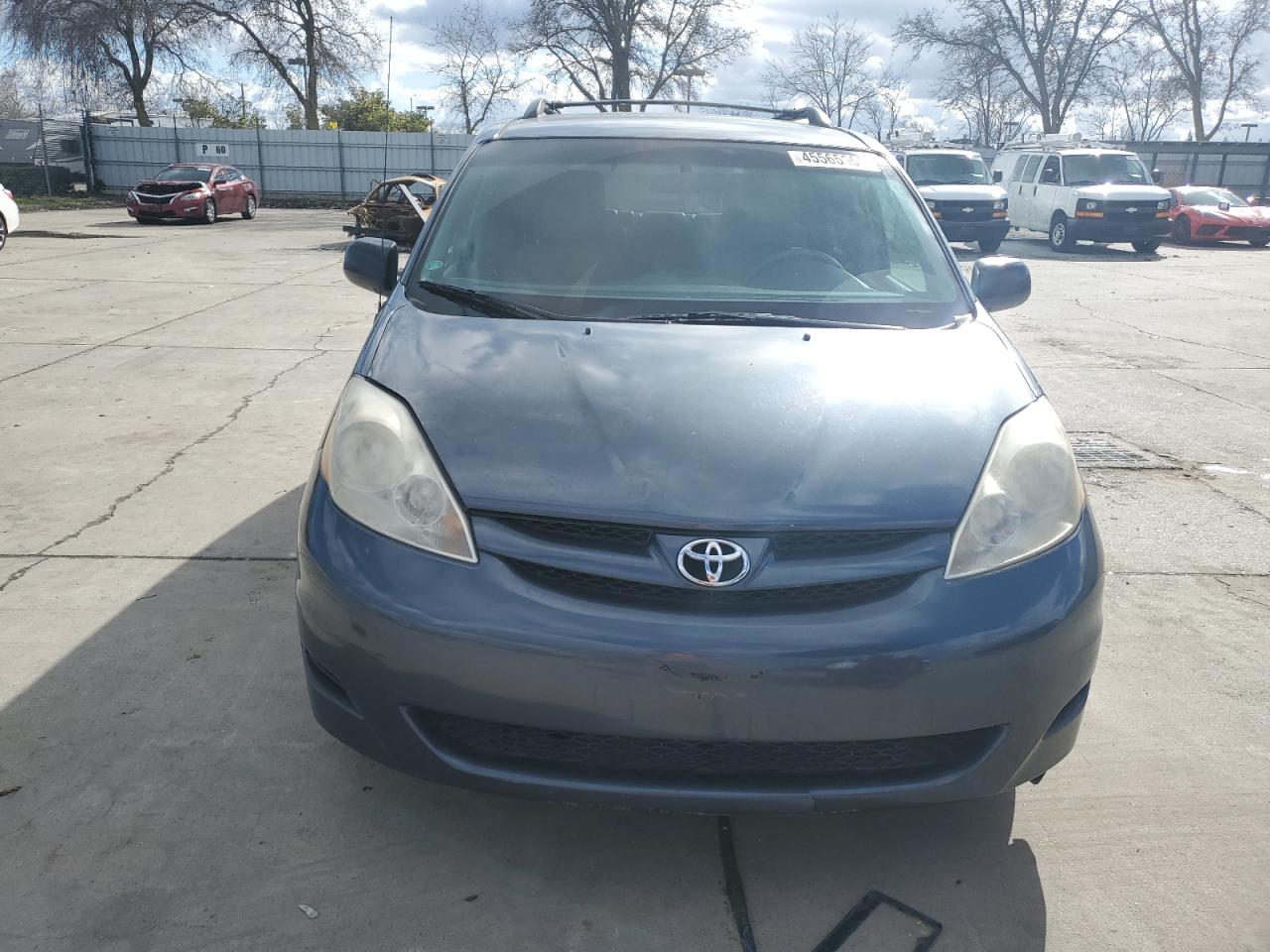 2010 Toyota Sienna - Image 5
