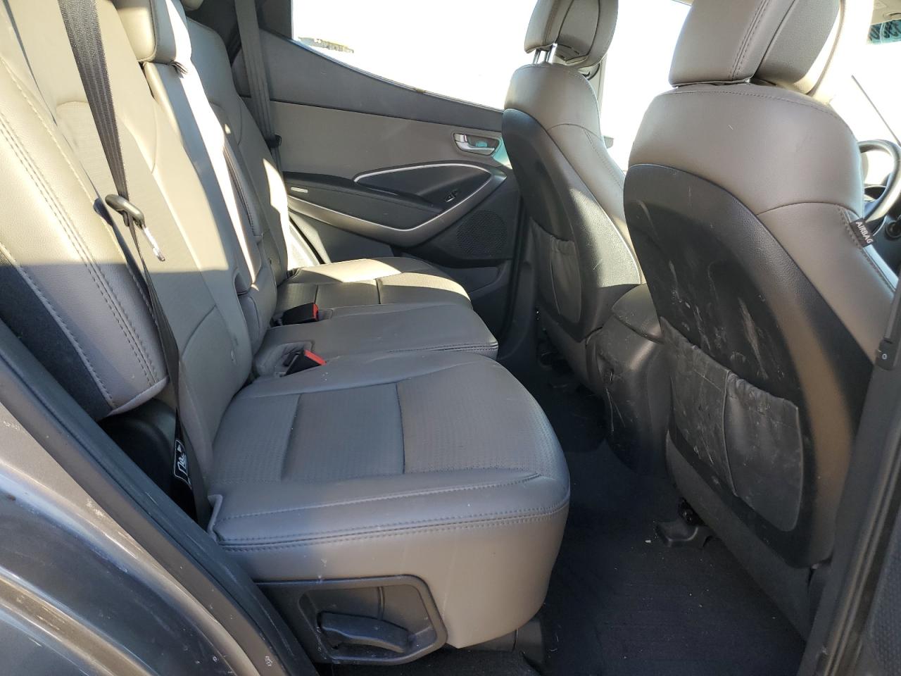 2016 Hyundai Santa Fe - Image 11