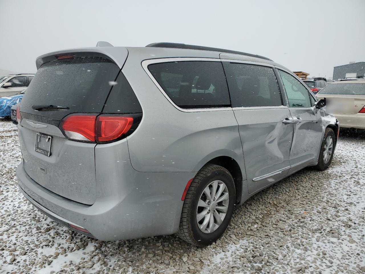 2017 Chrysler Pacifica - Image 3