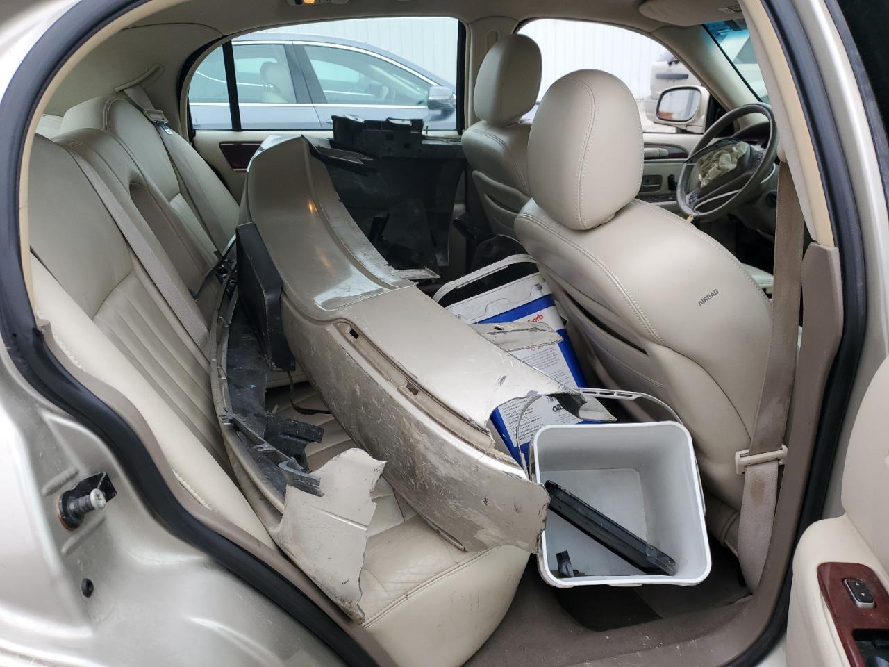 2004 Lincoln Town Car - Image 11
