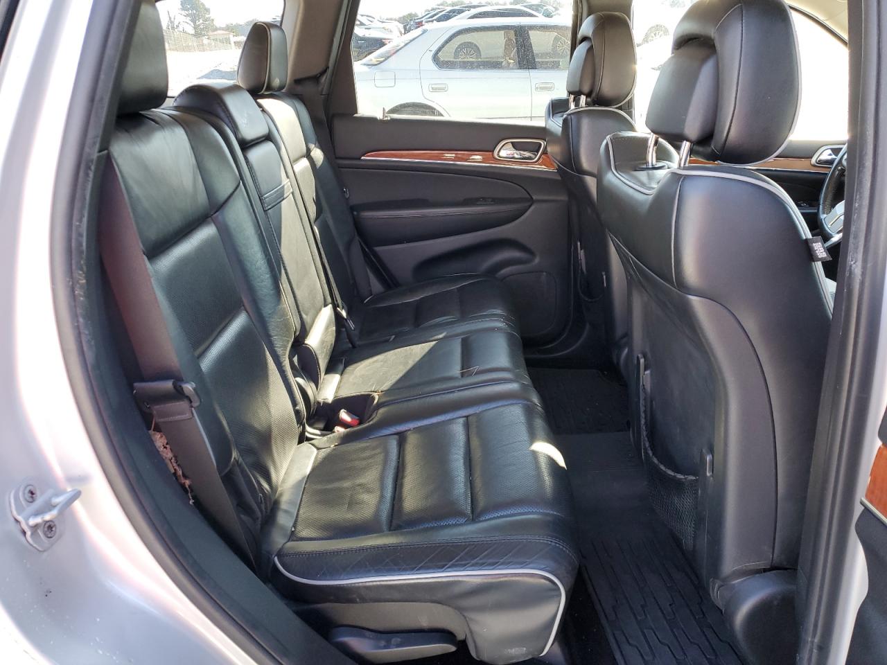 2012 Jeep Grand Cherokee - Image 11