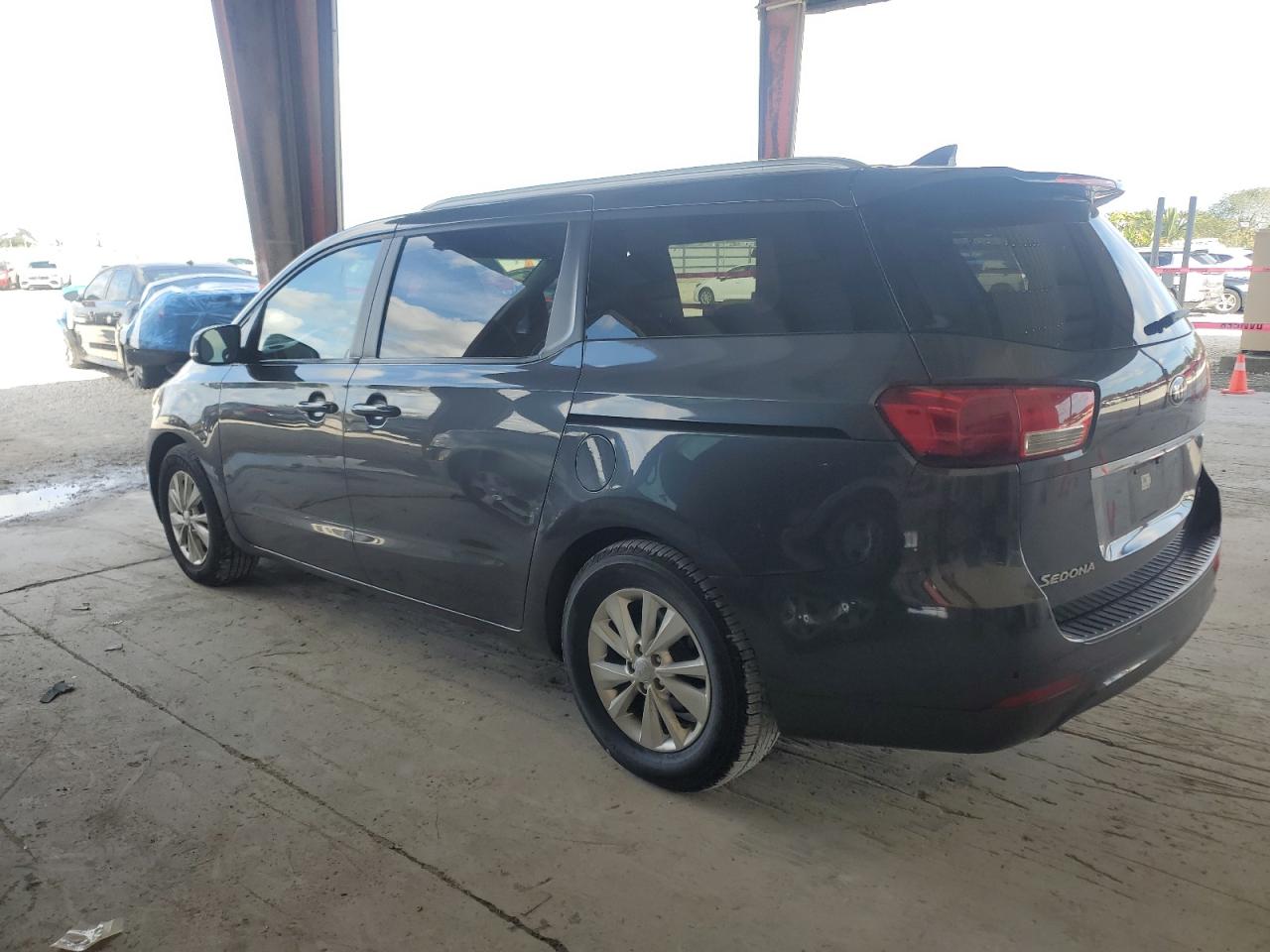 2016 Kia Sedona - Image 2