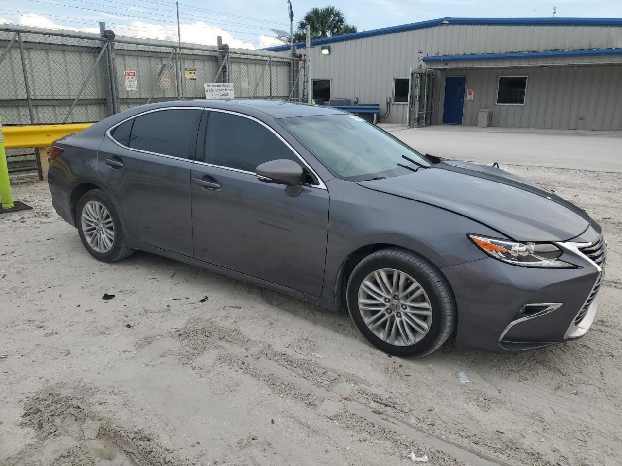 2017 Lexus ES - Image 4