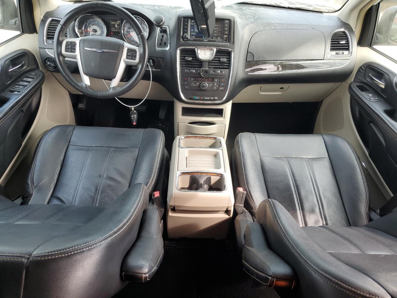 2014 Chrysler Town & Country - Image 8