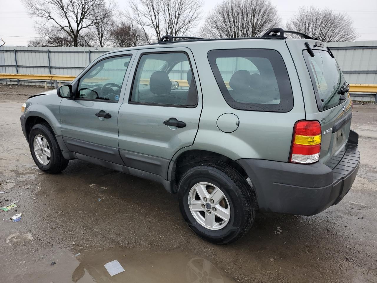 2005 Ford Escape - Image 2