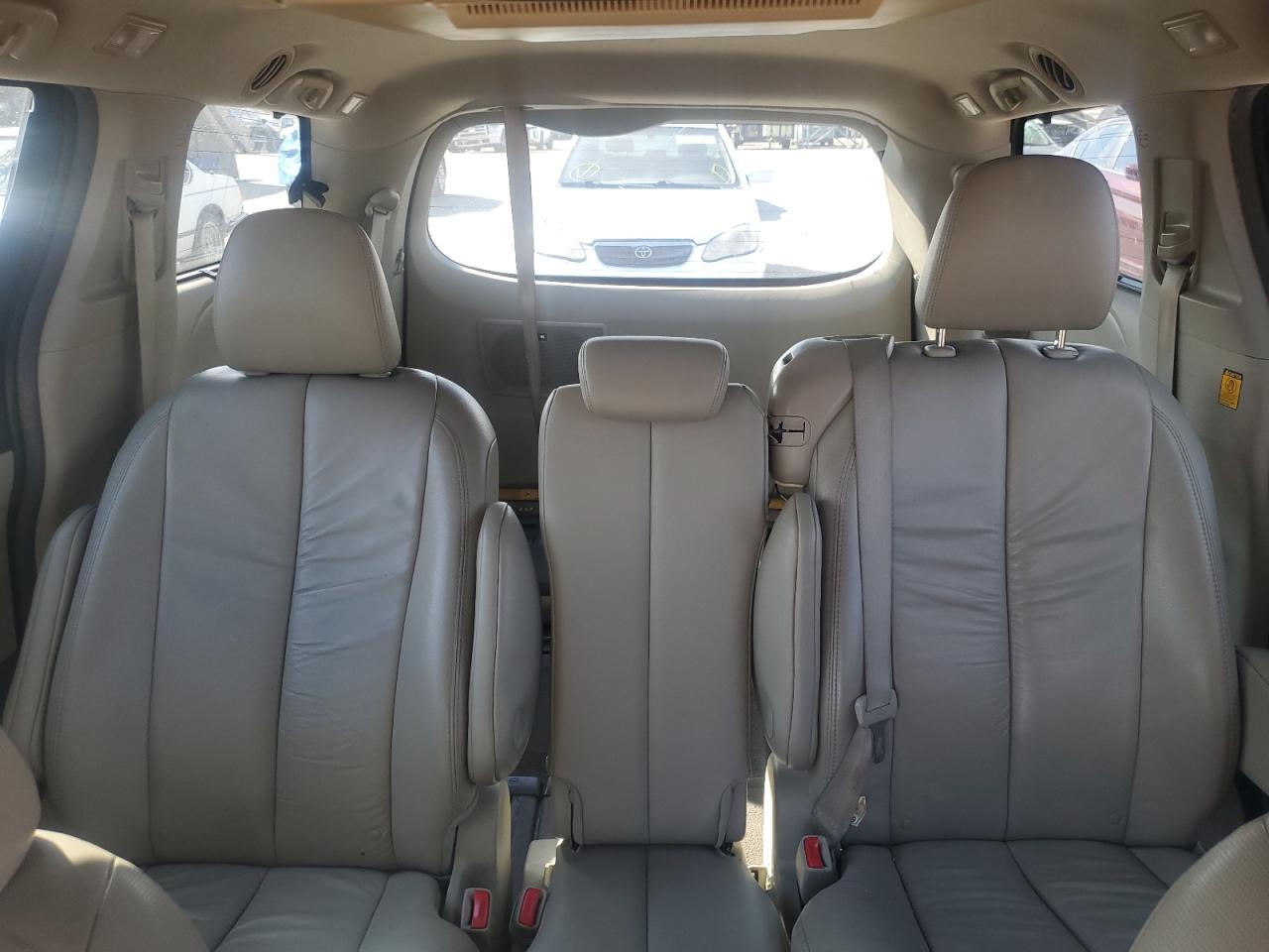 2011 Toyota Sienna - Image 10