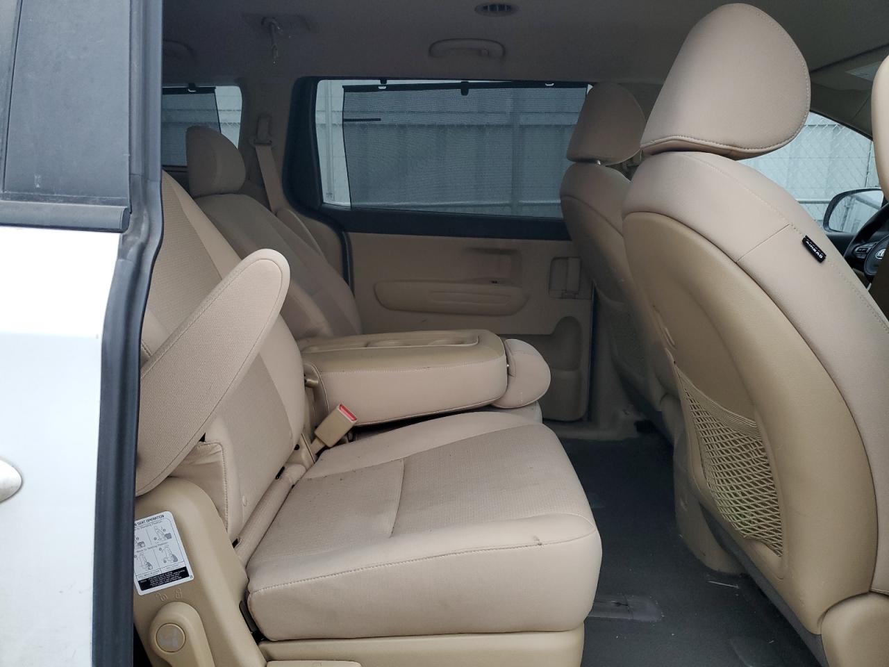 2016 Kia Sedona - Image 11