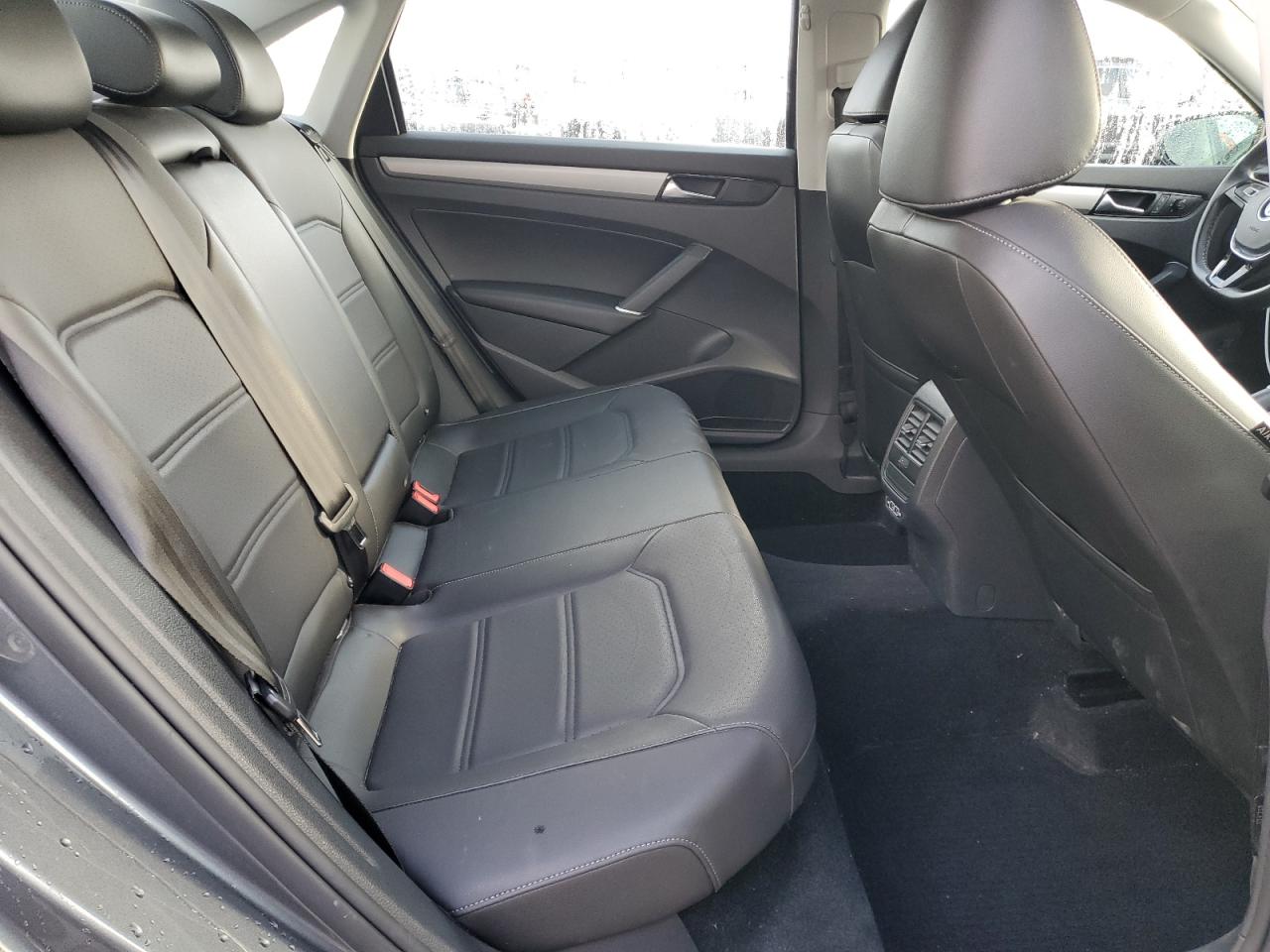 2020 Volkswagen Passat - Image 10