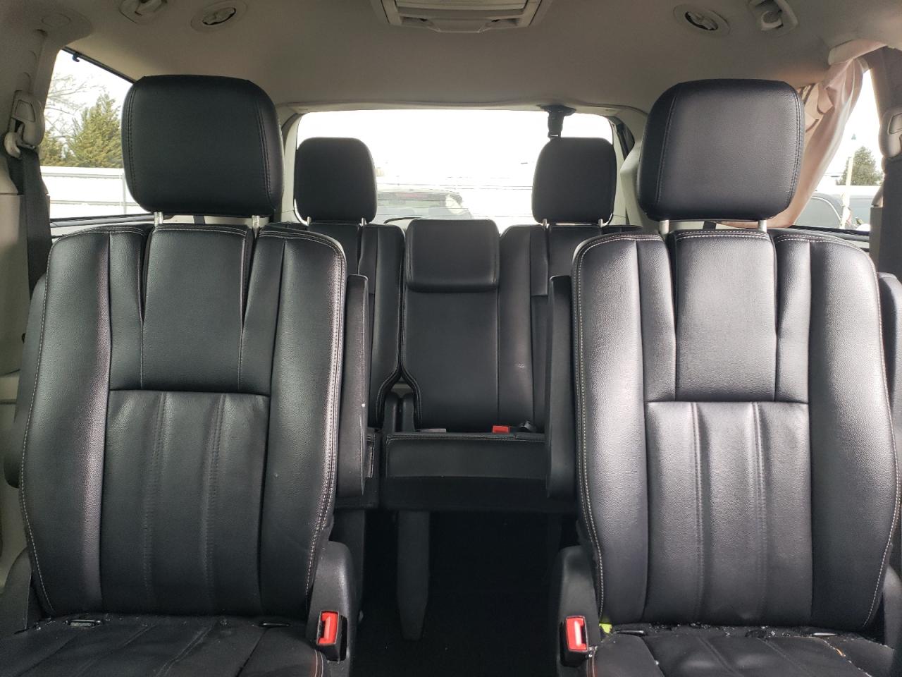 2014 Chrysler Town & Country - Image 10