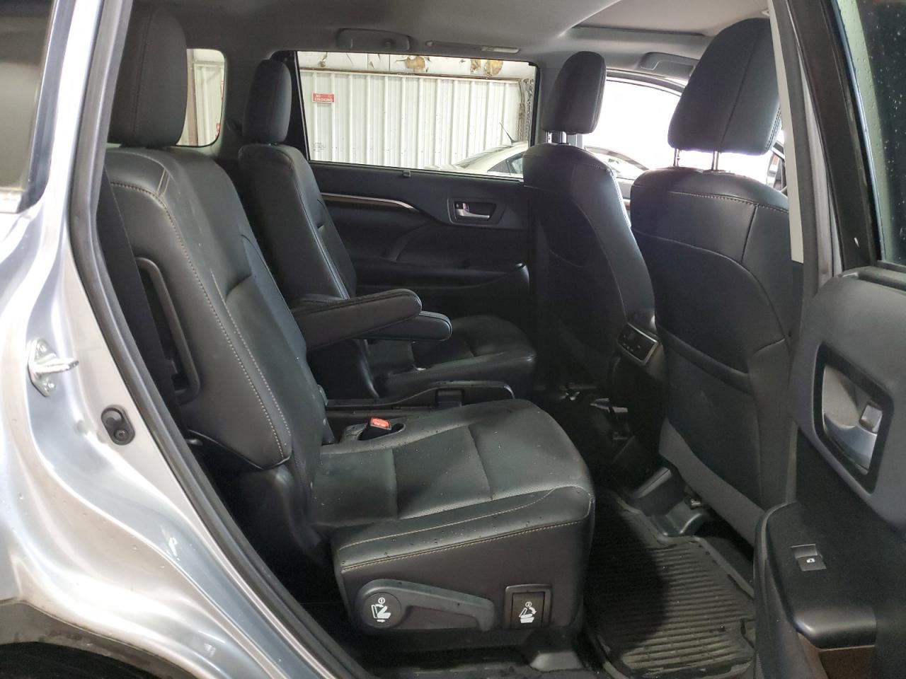 2015 Toyota Highlander - Image 11