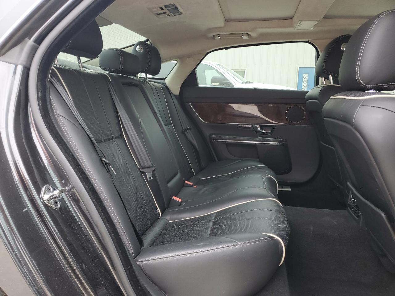 2012 Jaguar XJ - Image 10