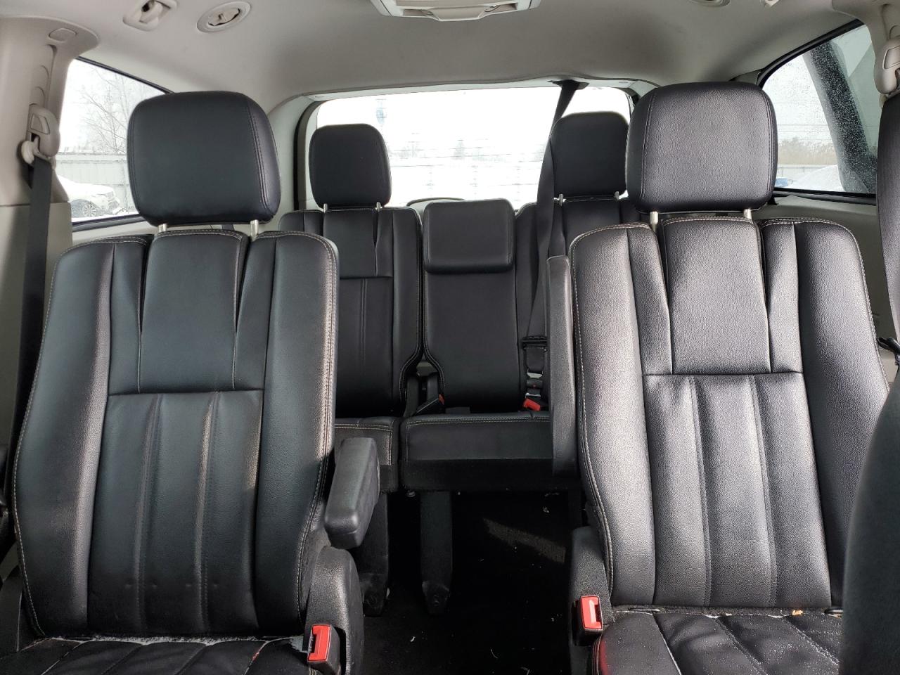 2013 Chrysler Town & Country - Image 10