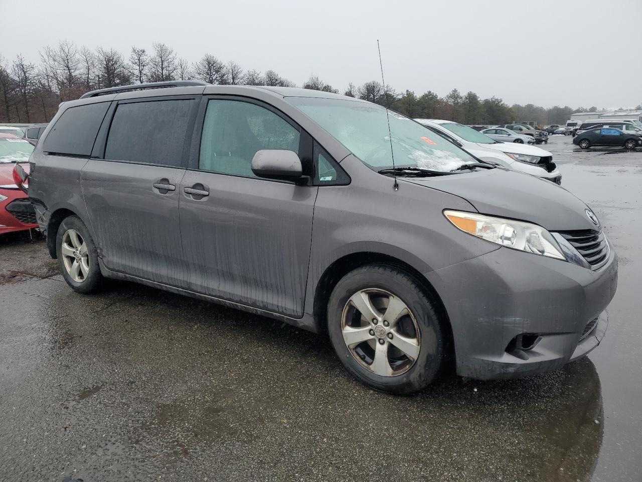 2012 Toyota Sienna - Image 4