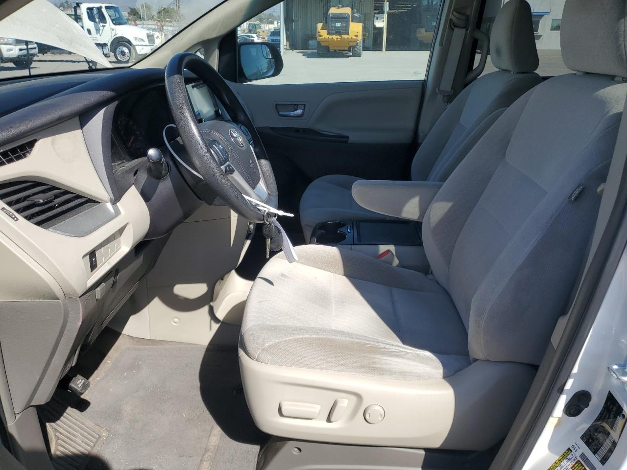 2016 Toyota Sienna - Image 7