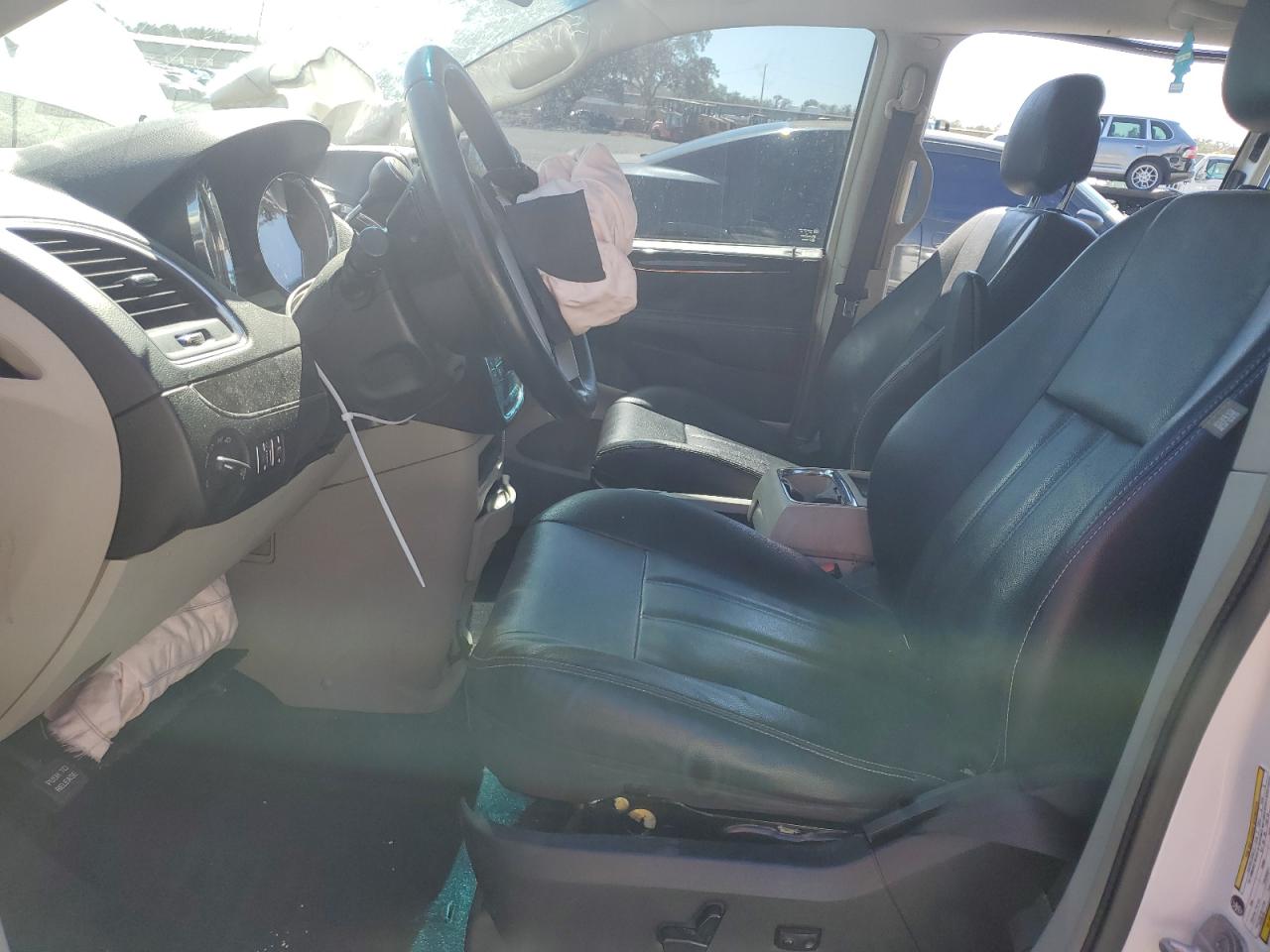 2015 Chrysler Town & Country - Image 7
