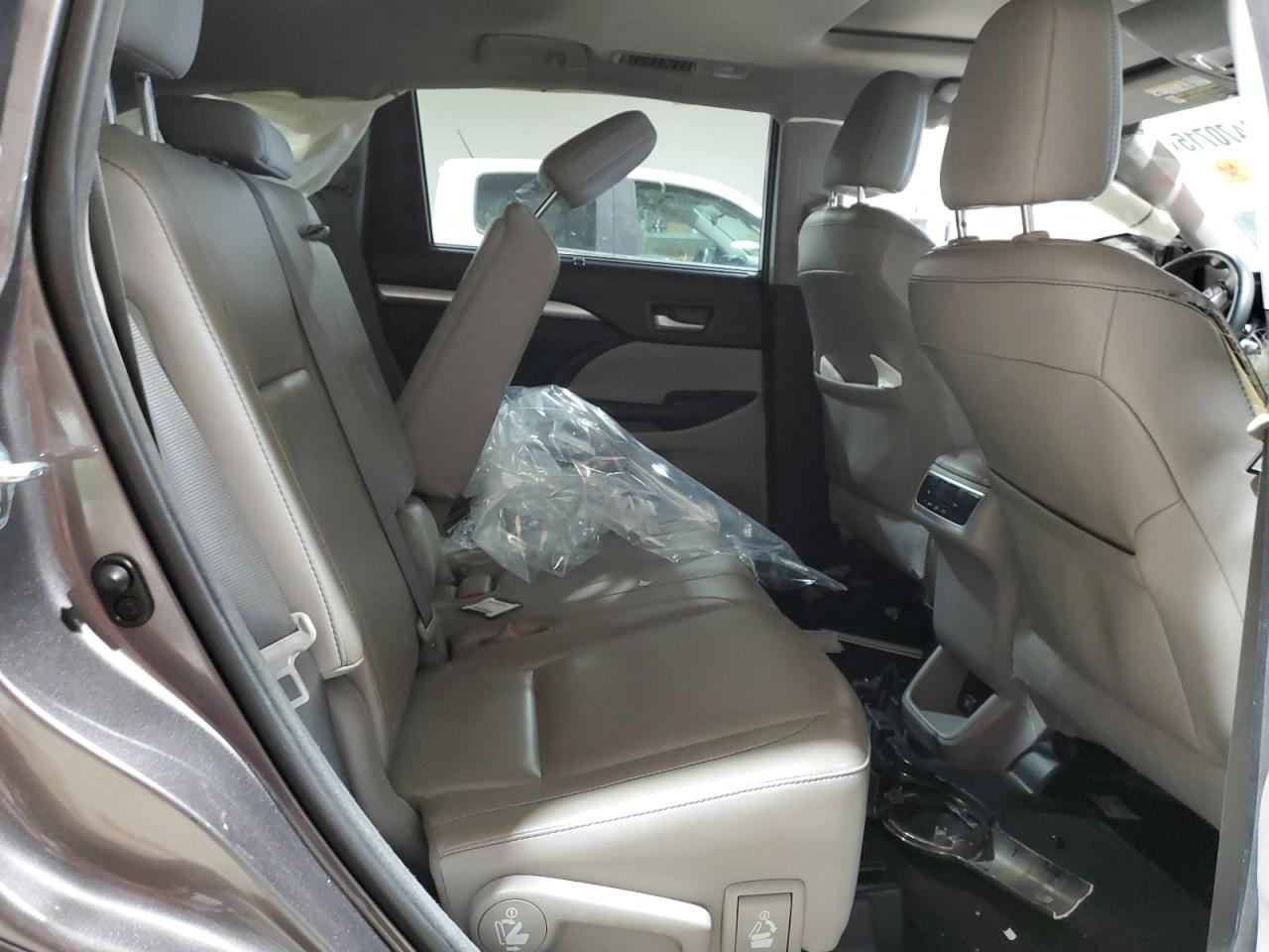2015 Toyota Highlander - Image 12