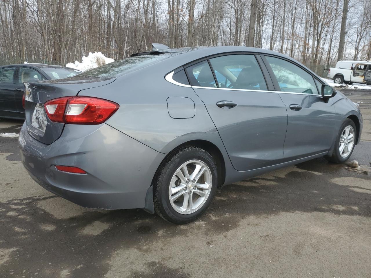 2018 Chevrolet Cruze - Image 3