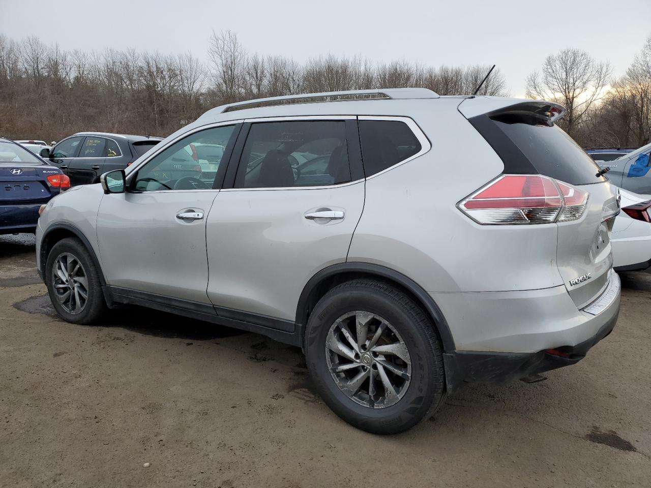 2015 Nissan Rogue - Image 2