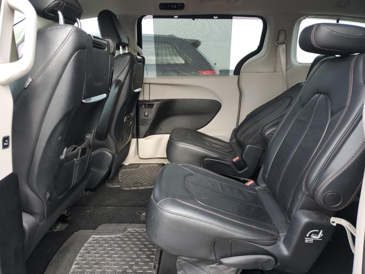 2017 Chrysler Pacifica - Image 11