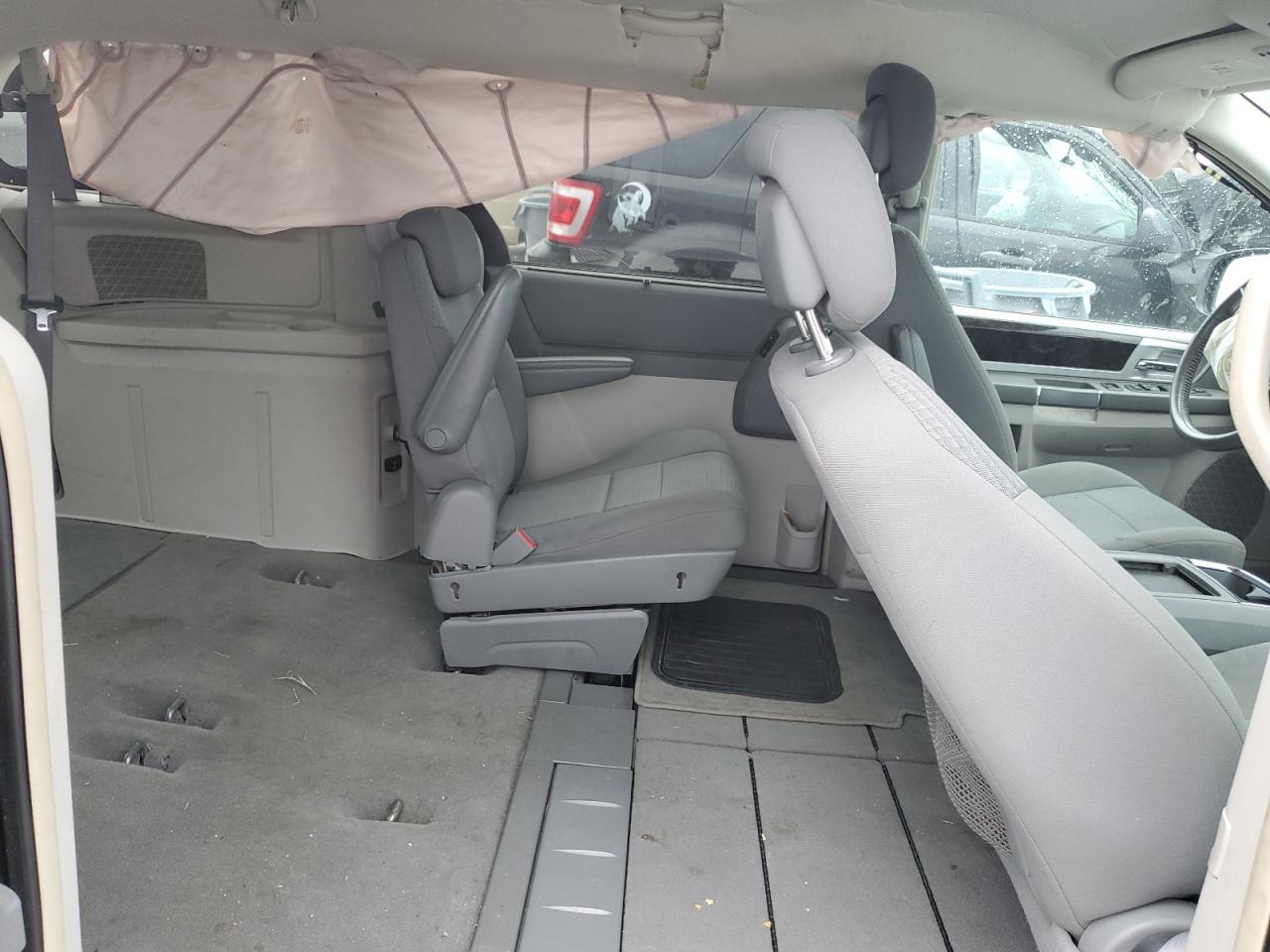 2010 Dodge Caravan - Image 11
