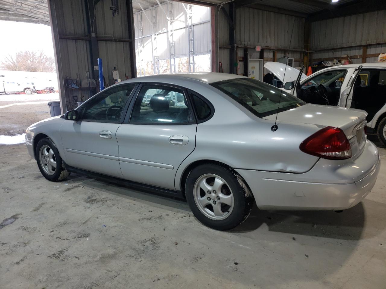 2005 Ford Taurus - Image 2