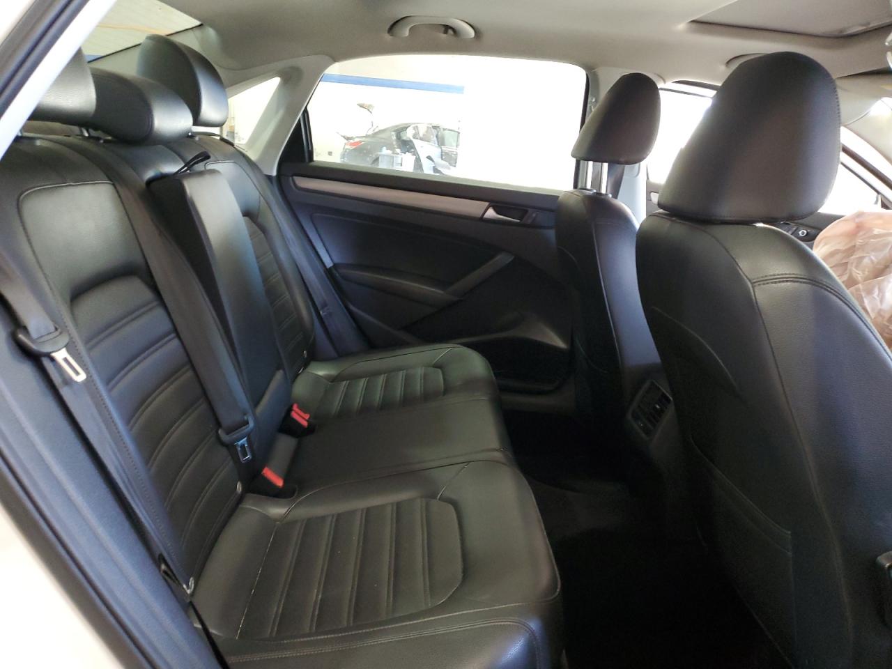 2015 Volkswagen Passat - Image 11