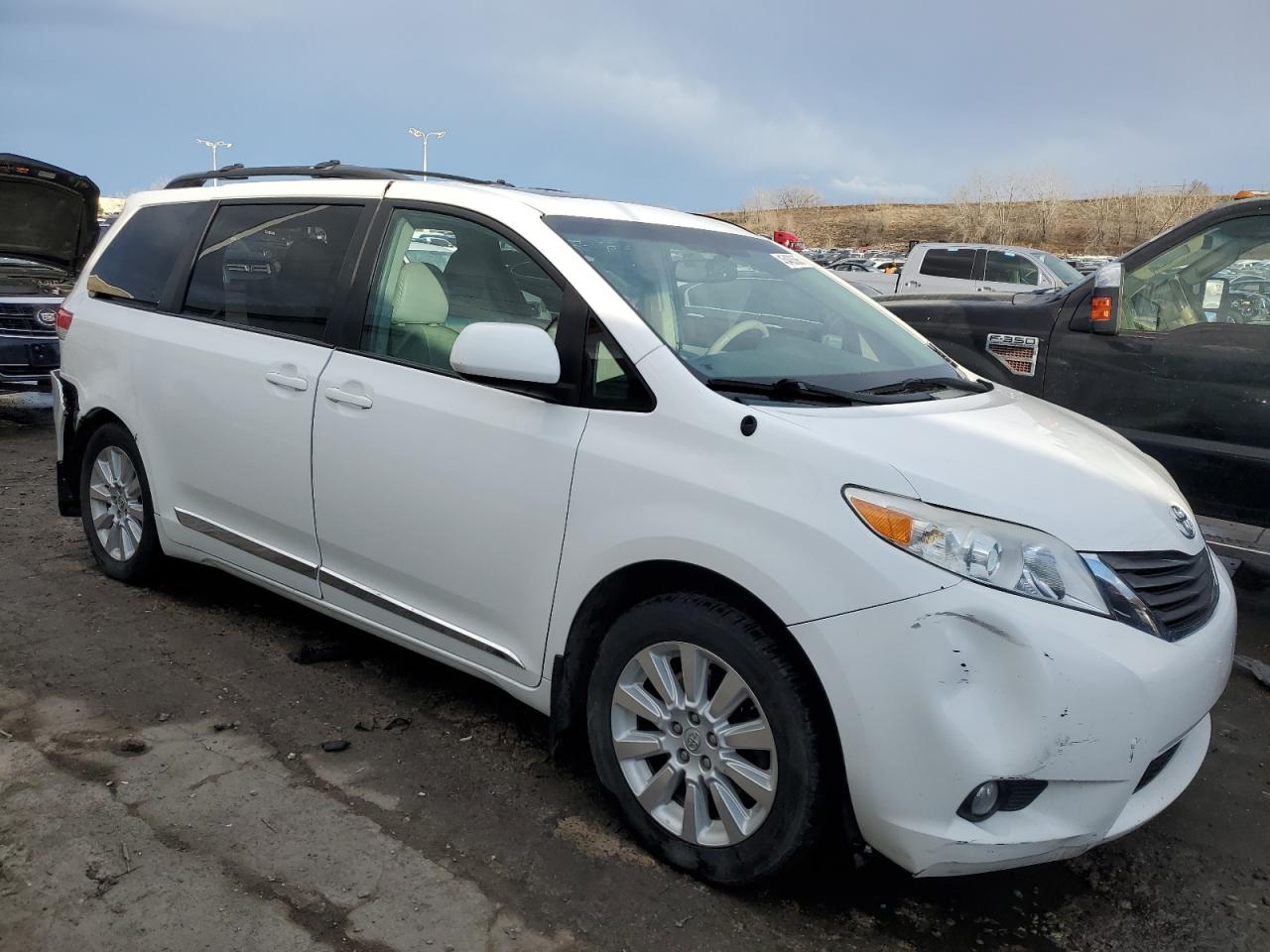 2014 Toyota Sienna - Image 4