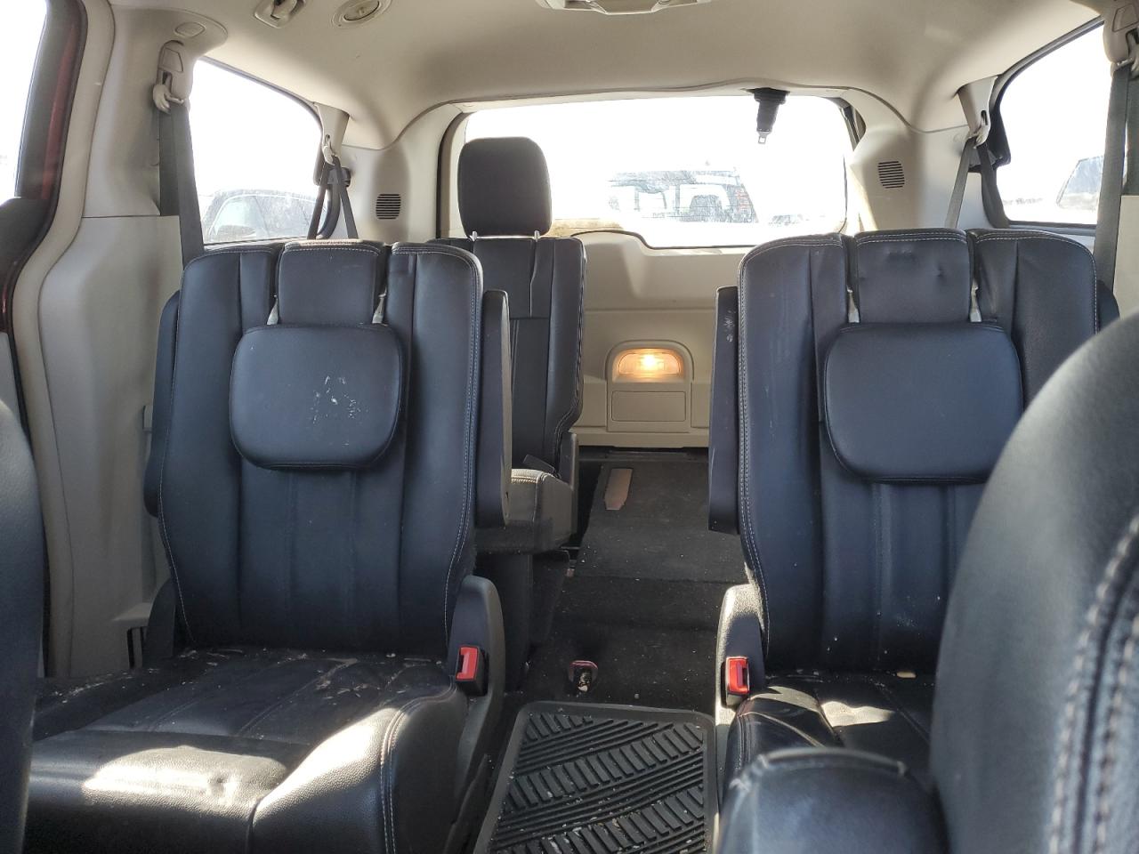 2014 Chrysler Town & Country - Image 10