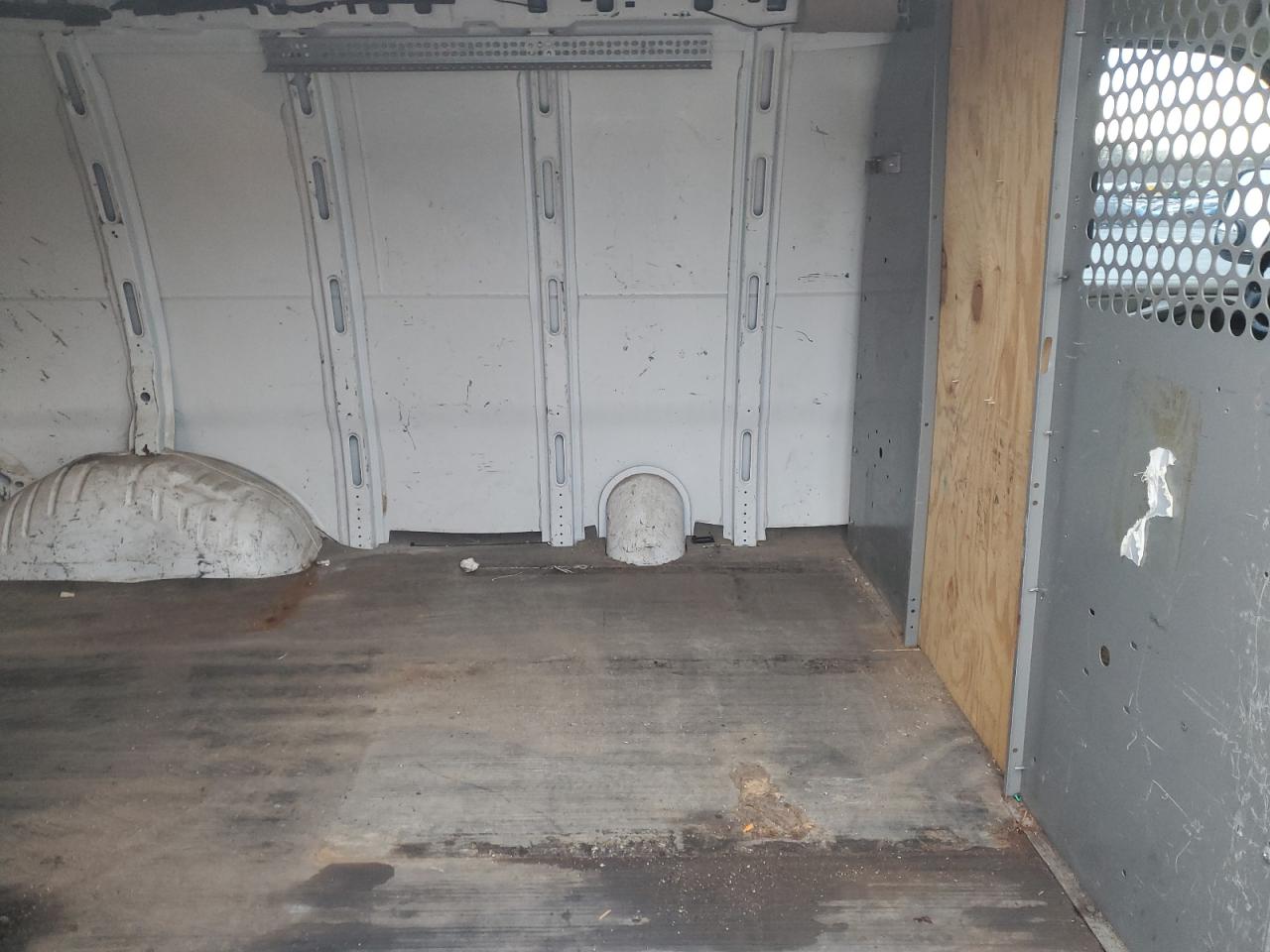 2004 Chevrolet Express - Image 10