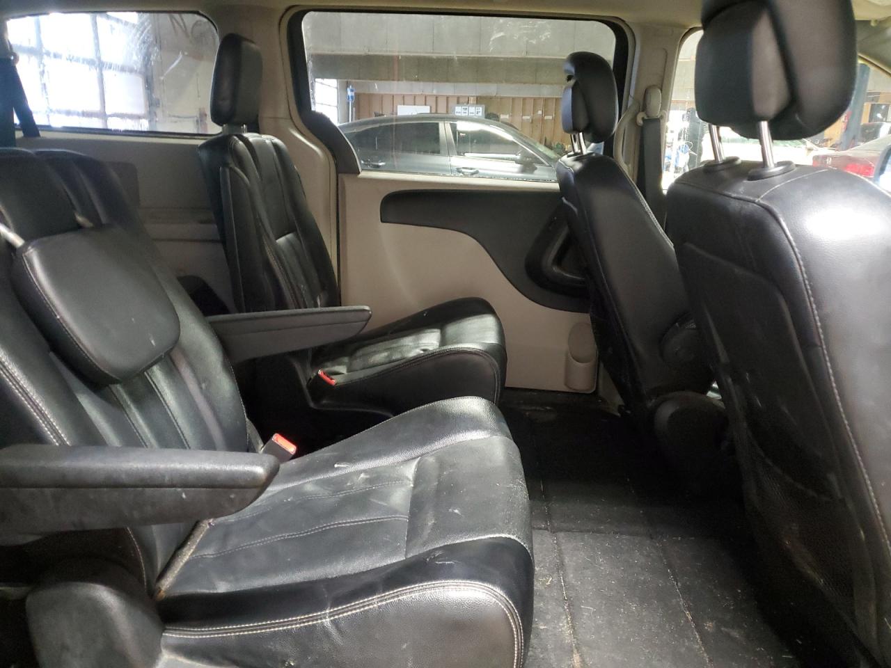 2014 Chrysler Town & Country - Image 11